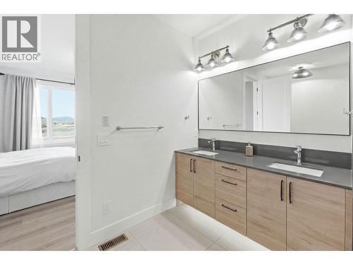 940 Bull Crescent, Kelowna, BC - Indoor Photo Showing Bathroom
