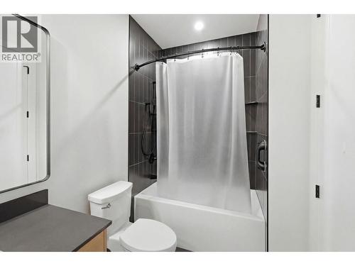 940 Bull Crescent, Kelowna, BC - Indoor Photo Showing Bathroom