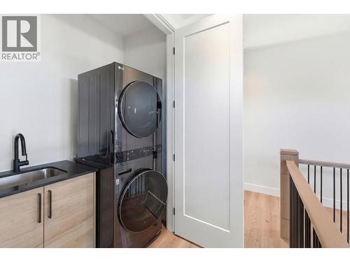 940 Bull Crescent, Kelowna, BC - Indoor Photo Showing Laundry Room