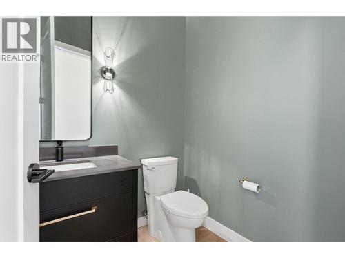 940 Bull Crescent, Kelowna, BC - Indoor Photo Showing Bathroom