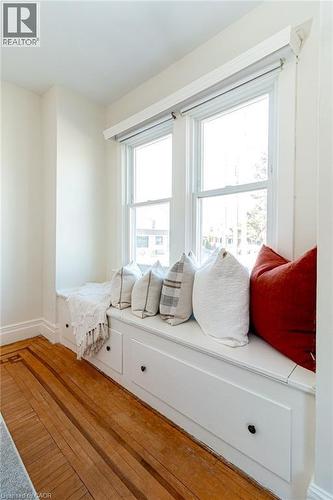 58 Edgemont Street N, Hamilton, ON - Indoor Photo Showing Bedroom