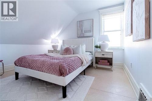 58 Edgemont Street N, Hamilton, ON - Indoor Photo Showing Bedroom