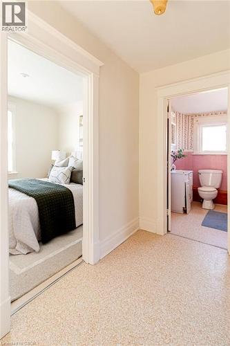 58 Edgemont Street N, Hamilton, ON - Indoor Photo Showing Bedroom