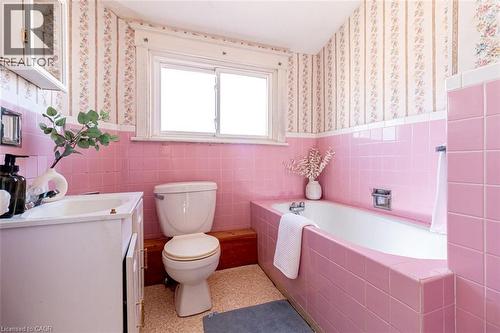 58 Edgemont Street N, Hamilton, ON - Indoor Photo Showing Bathroom