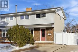 215 Dorothy STREET  Regina, SK S4T 5V7