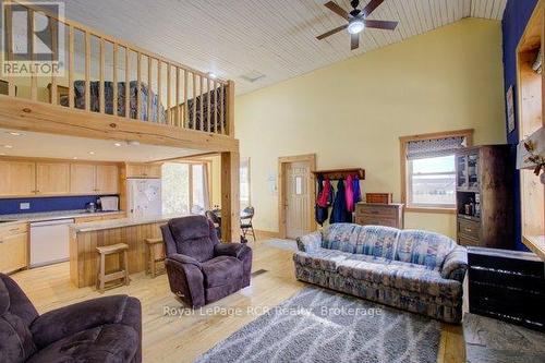 8539 Concession 8, Mapleton, ON - Indoor Photo Showing Living Room