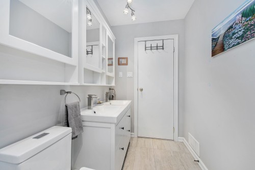 Salle de bains - 1817 Rue Delorme, Laval (Vimont), QC - Indoor Photo Showing Laundry Room