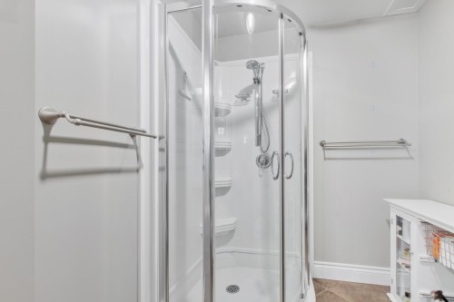 Salle de bains - 1817 Rue Delorme, Laval (Vimont), QC - Indoor Photo Showing Bathroom