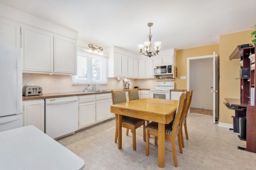 Cuisine - 1817 Rue Delorme, Laval (Vimont), QC - Indoor