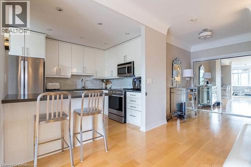 551 Maple Avenue Unit# 607, Burlington, ON - Indoor Photo Showing Kitchen With Upgraded Kitchen