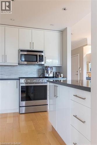 551 Maple Avenue Unit# 607, Burlington, ON - Indoor Photo Showing Kitchen With Upgraded Kitchen