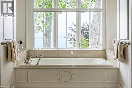 6 Ennisclare Drive, Oakville, ON - Indoor Photo Showing Bathroom