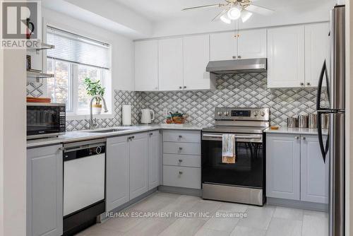 1 - 31 Moss Boulevard, Hamilton, ON - Indoor Photo Showing Kitchen With Upgraded Kitchen