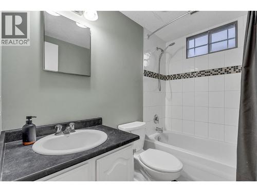 2494 Cornwall Drive, Penticton, BC - Indoor Photo Showing Bathroom