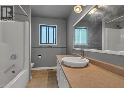 2494 Cornwall Drive, Penticton, BC - Indoor Photo Showing Bathroom