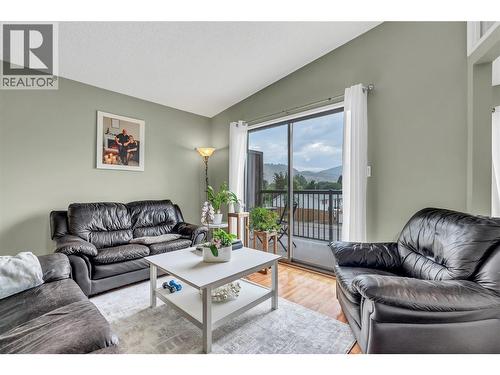 2494 Cornwall Drive, Penticton, BC - Indoor Photo Showing Living Room