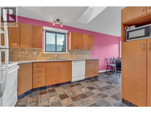 2494 Cornwall Drive, Penticton, BC - Indoor Photo Showing Kitchen