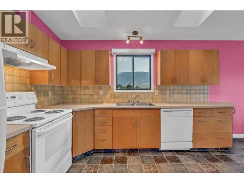 2494 Cornwall Drive, Penticton, BC - Indoor Photo Showing Kitchen With Double Sink