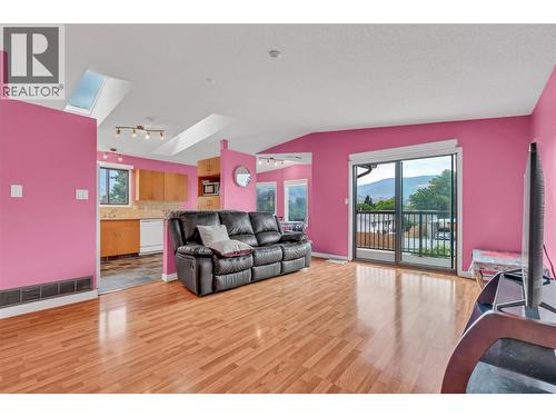 2494 Cornwall Drive, Penticton, BC - Indoor Photo Showing Living Room