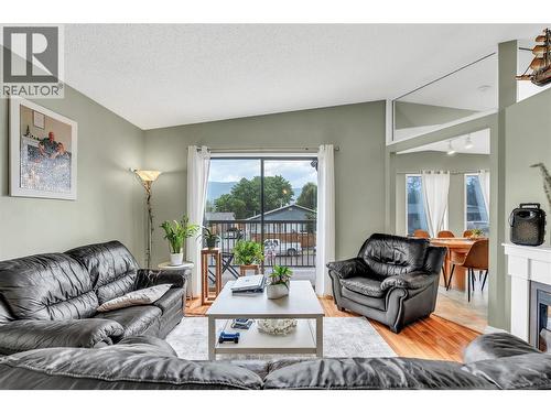 2494 Cornwall Drive, Penticton, BC - Indoor Photo Showing Living Room