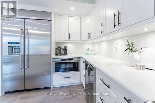 20 Navy Crescent, Brampton, ON - Indoor Photo Showing Kitchen With Upgraded Kitchen