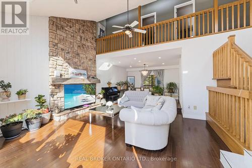 39 Templer Drive, Hamilton, ON - Indoor Photo Showing Living Room