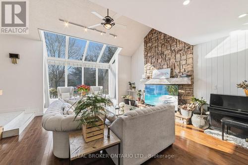 39 Templer Drive, Hamilton, ON - Indoor Photo Showing Living Room