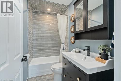 196 Durham Avenue, Cambridge, ON - Indoor Photo Showing Bathroom