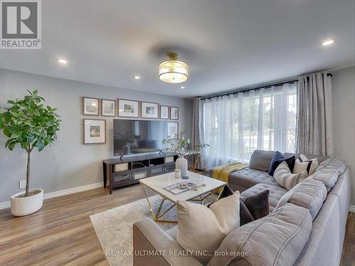 496 Elgin Street N, Cambridge, ON - Indoor Photo Showing Living Room