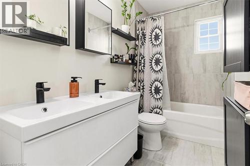Main floor, 2 sinks, bathtub & shower - 29 Wexford Avenue N, Hamilton, ON - Indoor Photo Showing Bathroom