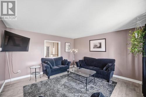 977 Upper Wellington Street, Hamilton, ON - Indoor Photo Showing Living Room
