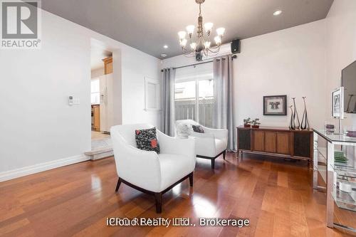 18 Sunset Boulevard, Brampton, ON - Indoor Photo Showing Living Room
