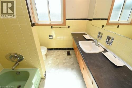 142 Delmar Drive, Hamilton, ON - Indoor Photo Showing Bathroom