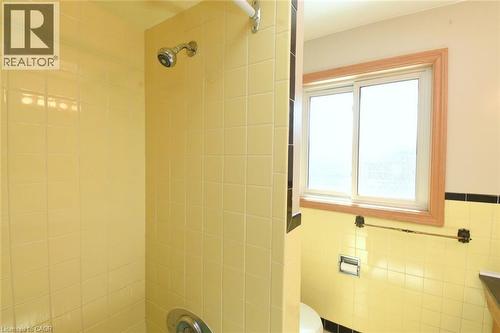 142 Delmar Drive, Hamilton, ON - Indoor Photo Showing Bathroom