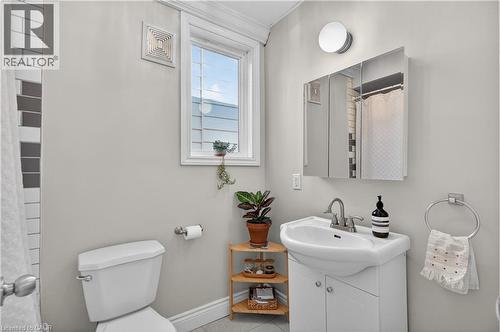 262 Britannia Avenue, Hamilton, ON - Indoor Photo Showing Bathroom