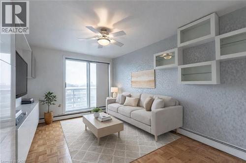 30 Summit Avenue Unit# 607, Hamilton, ON - Indoor Photo Showing Living Room