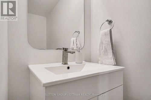 56 Steele Park Private, Ottawa, ON - Indoor Photo Showing Bathroom