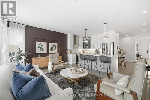559 Mutual Street, Ottawa, ON - Indoor Photo Showing Living Room