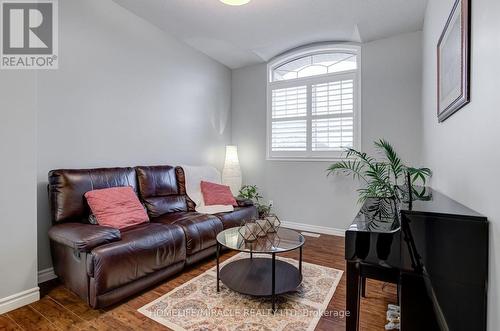5840 Raftsman Cove, Mississauga, ON - Indoor Photo Showing Living Room