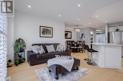 5840 Raftsman Cove, Mississauga, ON - Indoor Photo Showing Living Room
