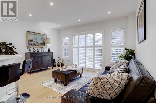 5840 Raftsman Cove, Mississauga, ON - Indoor Photo Showing Living Room
