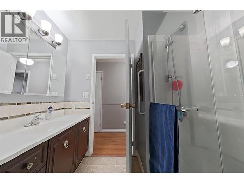 1530 21 Highway, Creston, BC - Indoor Photo Showing Bathroom