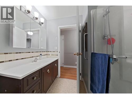 1530 21 Highway, Creston, BC - Indoor Photo Showing Bathroom