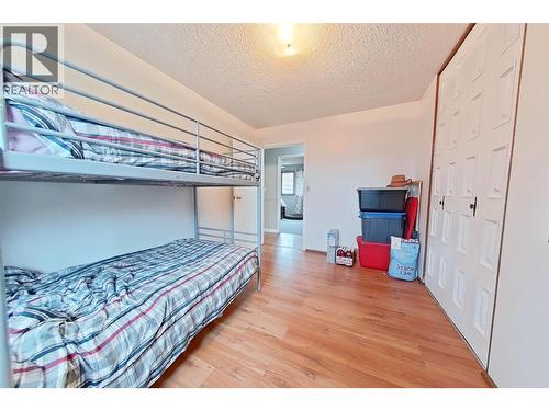 1530 21 Highway, Creston, BC - Indoor Photo Showing Bedroom