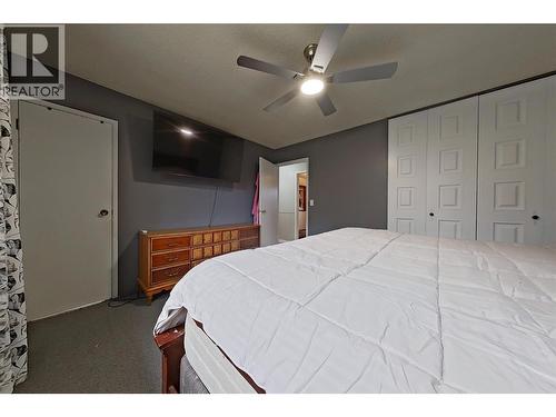 1530 21 Highway, Creston, BC - Indoor Photo Showing Bedroom