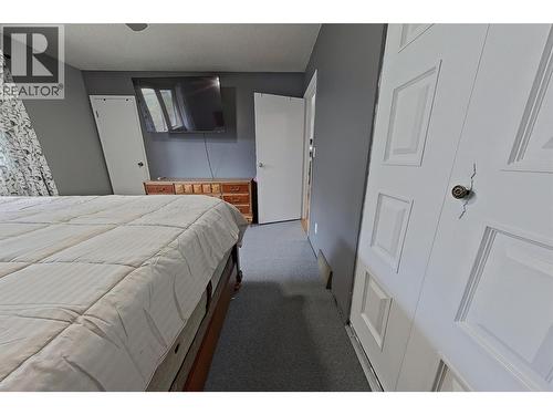 1530 21 Highway, Creston, BC - Indoor Photo Showing Bedroom