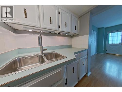 1530 21 Highway, Creston, BC - Indoor Photo Showing Kitchen With Double Sink