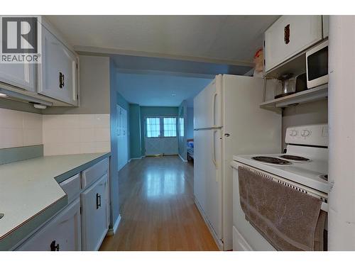1530 21 Highway, Creston, BC - Indoor Photo Showing Kitchen