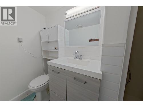 1530 21 Highway, Creston, BC - Indoor Photo Showing Bathroom