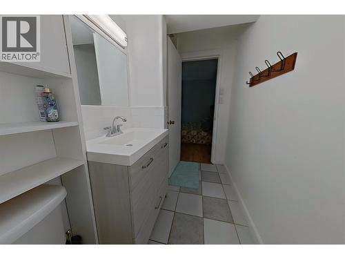 1530 21 Highway, Creston, BC - Indoor Photo Showing Bathroom